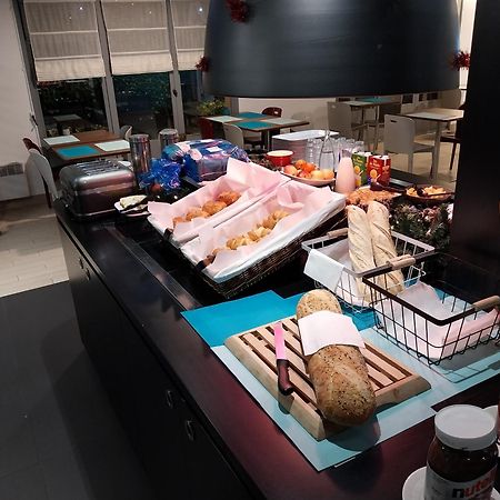 Kyriad Direct Marseille Est La Valentine La Penne-sur-Huveaune Exteriör bild