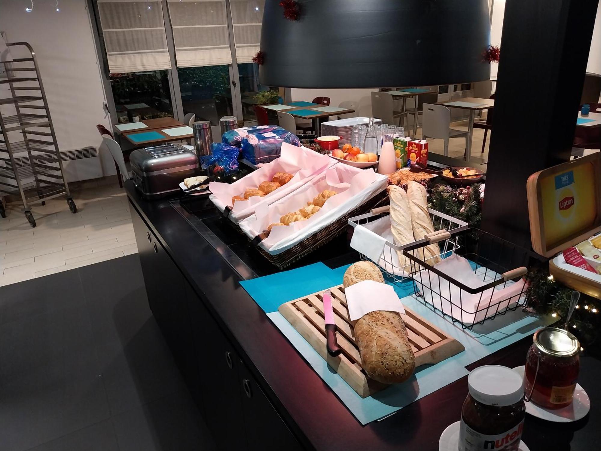 Kyriad Direct Marseille Est La Valentine La Penne-sur-Huveaune Exteriör bild