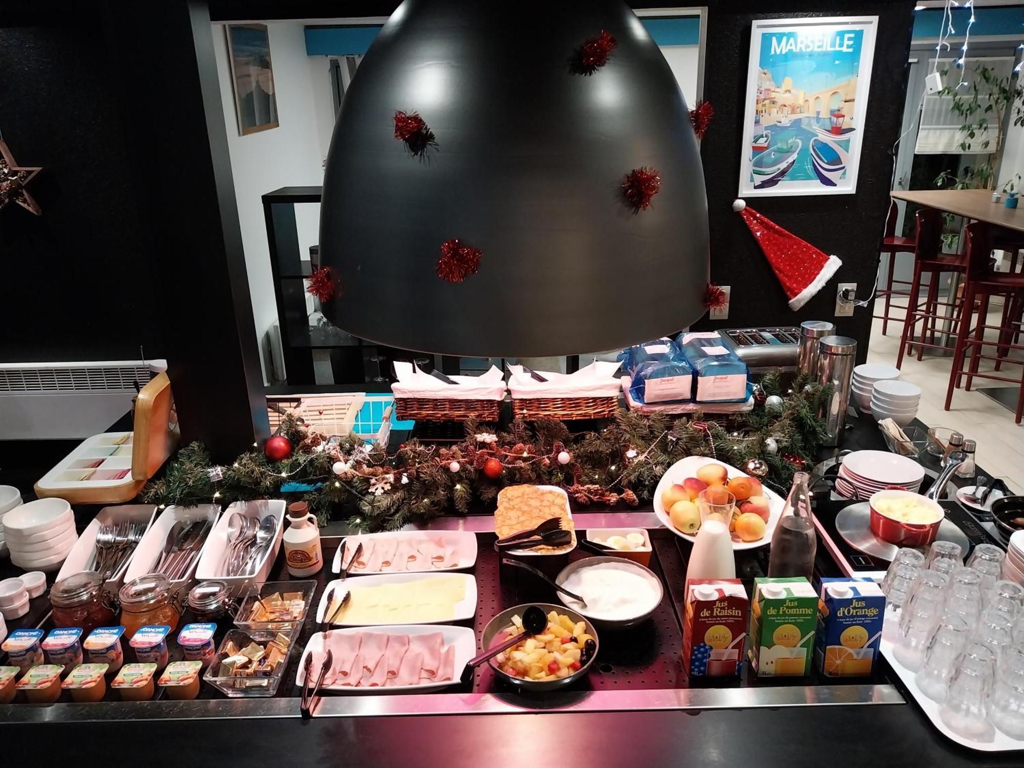 Kyriad Direct Marseille Est La Valentine La Penne-sur-Huveaune Exteriör bild